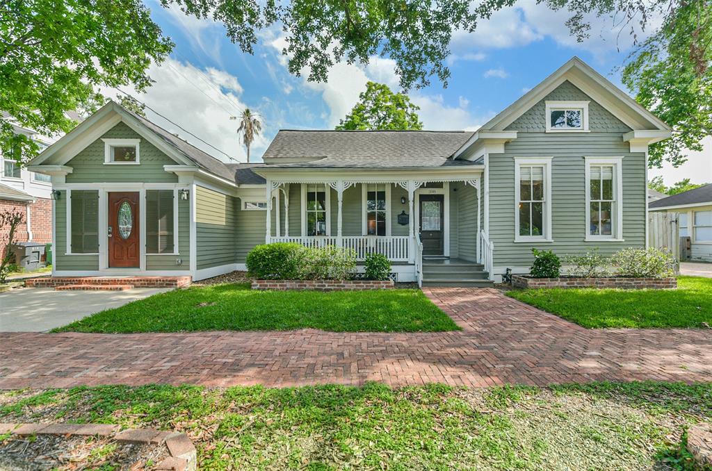 208 E 8th